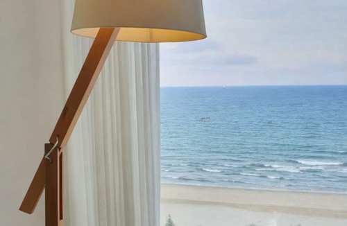 Son Tra Condo | Stunning Oceanfront Apartment Ocean View Steps to My Khe Beach