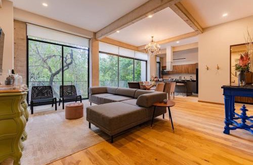 Colonia Roma House | Stylish Haven w/Balcony Steps to Jazz Bar & Cafes