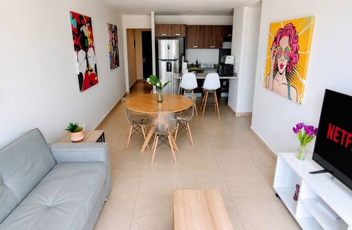 Anahuac Apartment | Stylish High-Rise Escape: Pool, Hot Tub & Cinema, King-Size Bed and High-Speed WiFi.