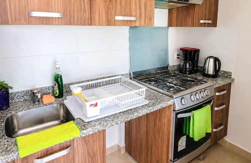 Anahuac Apartment | Stylish High-Rise Escape: Pool, Hot Tub & Cinema, King-Size Bed and High-Speed WiFi.