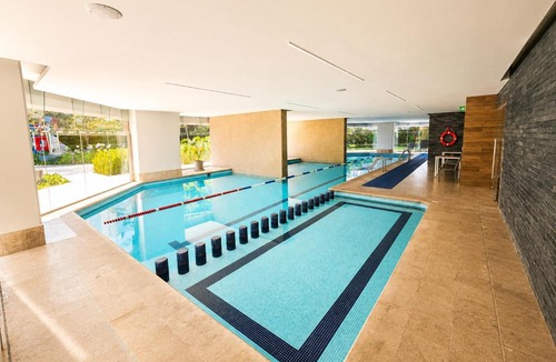 Anahuac Apartment | Stylish High-Rise, Pool, HotTubKing Size Bed