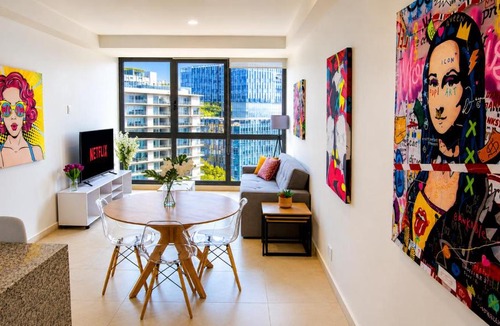 Anahuac Apartment | Stylish High-Rise, Pool, HotTubKing Size Bed