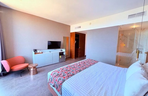 Downtown Hotel | Stylish Queen Suite in the Heart of Playa