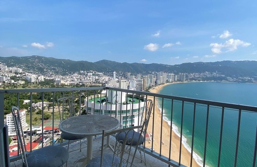 Club Deportivo Apartment | Suite in condominium with beautiful ocean view, private beach access and amenities