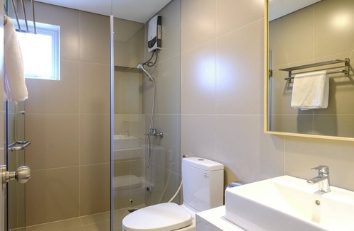 Ben Thanh House | Sunlit Spacious Top-Floor Suite in Central Downtown, Ben Thanh, District 1
