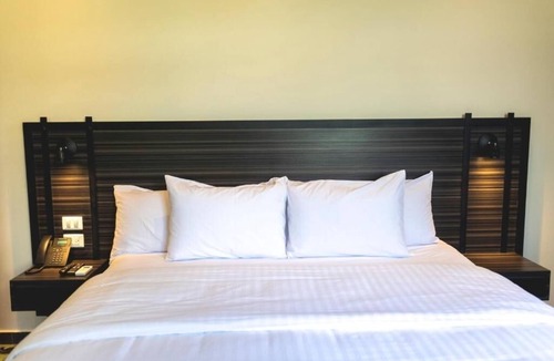 Centro Hotel | Sunny Retreat King Room with Pool, Steps from Museums, Markets & Local Flavors
