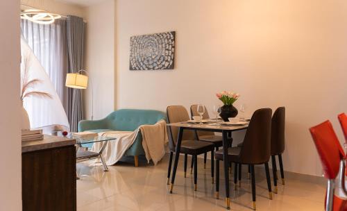 District 7 Apartment | Sunrise city town bed room