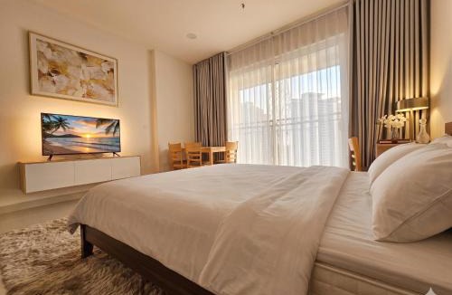 Tan Qui Dong Apartment | Sunrise Riverside by Tam House with Gym and Pool