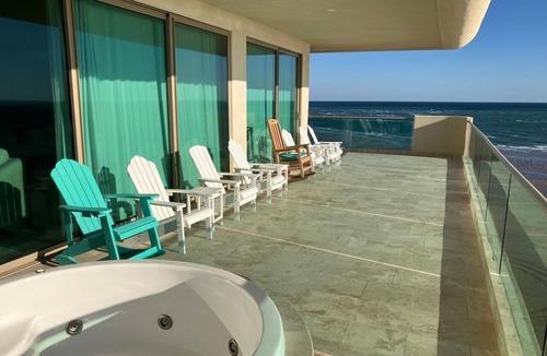 Las Conchas Condo | Tessoro 201 - Like being on the water