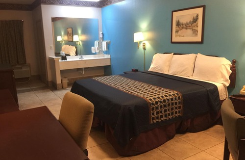 Edinburg House | Texas Inn and Suites City Center at University Dr. Edinburg/McAllen/Pharr