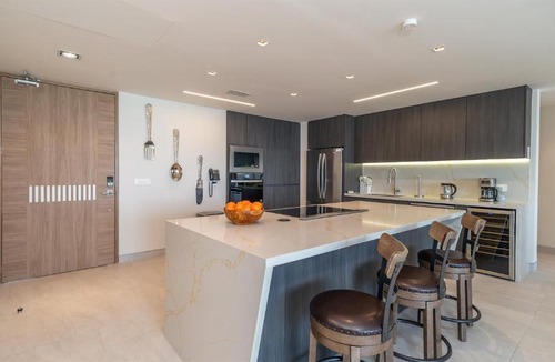 Ferrocarrilera House | The Grand Horizon Élite - 4BR/4BA Beachfront Condo