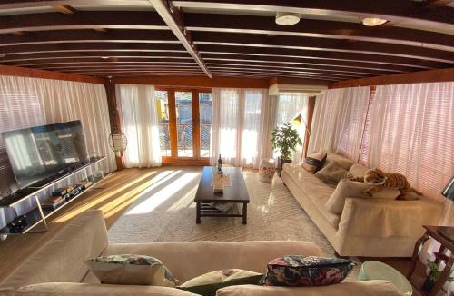 Aberdeen Boat Rental | The Oak & Anchor - Hong Kong Houseboat