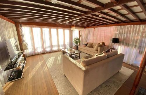 Aberdeen Boat Rental | The Oak & Anchor - Hong Kong Houseboat