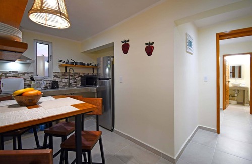 La Rinconada Apartment | The Poolside Suite Downtown Access free parking on street
