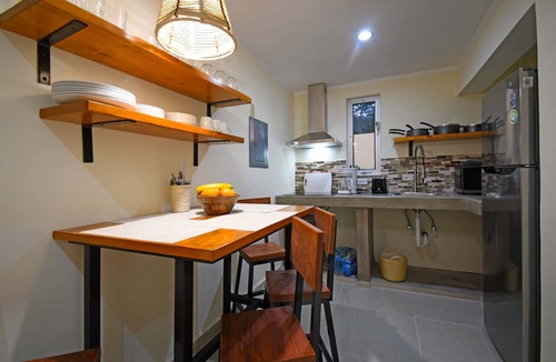 La Rinconada Apartment | The Poolside Suite Downtown Access free parking on street