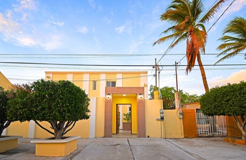 La Rinconada Apartment | The Poolside Suite Downtown Access free parking on street