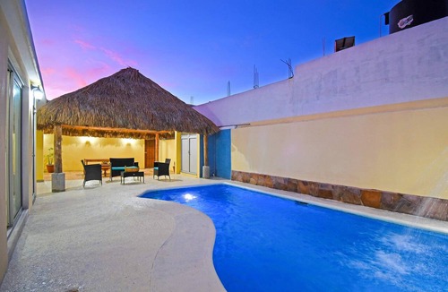 La Rinconada Apartment | The Poolside Suite Downtown Access free parking on street
