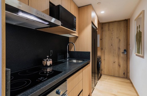 Zona Rosa Apartment | The R Line I UT Skyline Studio I Pool