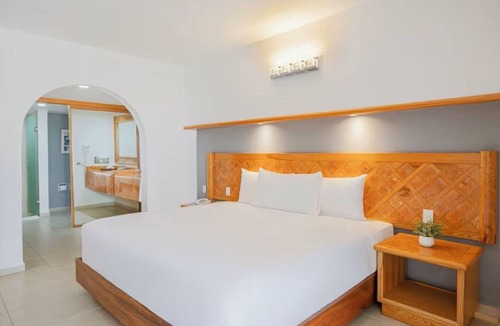 Punta Cancun Hotel | Three Bedroom Villa | Kin Ha Villas | Group Vacation, Dining Area, Pool
