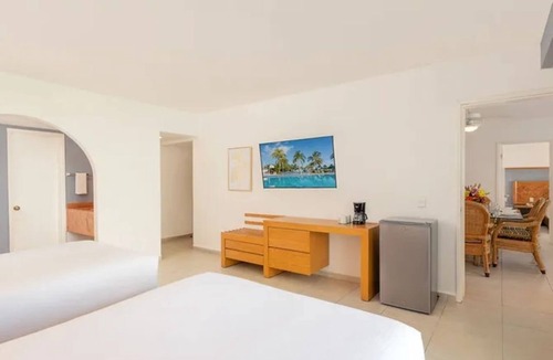 Punta Cancun Hotel | Three Bedroom Villa | Kin Ha Villas | Group Vacation, Dining Area, Pool