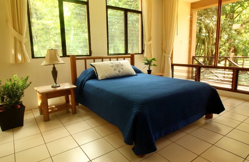 Livingston House | ☀Tom's Paradise: River Front View, Private Pool, A/C + Free Breakfast