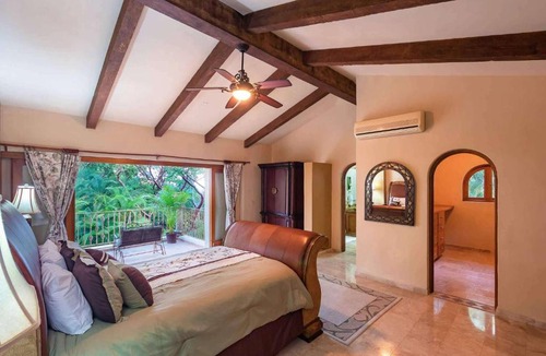 South Shore Hotel Area Villa | Treasure from the sea-private beach gate 5 minute walk