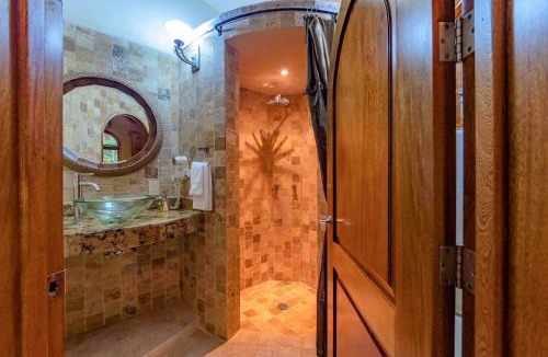 South Shore Hotel Area Villa | Treasure from the sea-private beach gate 5 minute walk