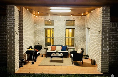 Edinburg House | Tropical Family Funhouse, Relax: No Chore Pet friendly Rental