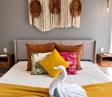 Playa Paraiso Apartment | "Tropical Vibe" - Jet Tub - Filtered Water - 2 Free Beach Clubs
