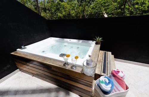 Playa Paraiso Apartment | "Tropical Vibe" - Jet Tub - Filtered Water - 2 Free Beach Clubs