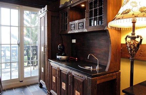 Shoufeng Bed & Breakfast | Tudor Dynasty