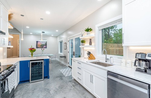 Columbia House | Ultramodern Net-Zero Briarwood Estate heart of Columbia MO