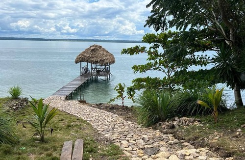 Peten House | Une Maison au Bord du lac Petén Itzá, Nature et Relaxation au Rendez-vous!