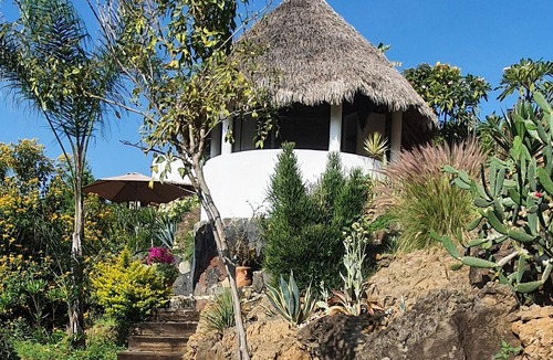 Totolapan House | Unique off-grid country house with spectacular views, pet-friendly