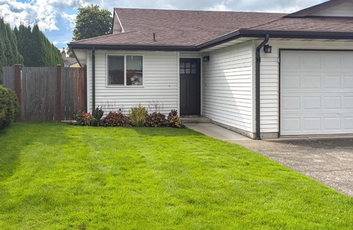 Enumclaw House | Updated Duplex Home < 1 Mi to Downtown Enumclaw!