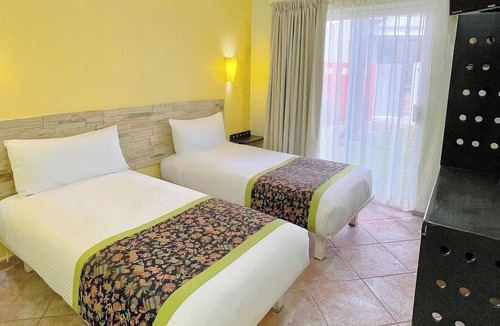 Downtown Cabo San Lucas Hotel | Vibrant Room Perfect for Romantic Beach Getaway – Close to Marina