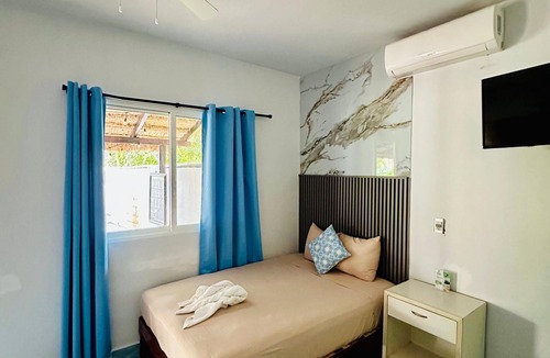 Chetumal Hotel | Viewpoint house near the Cenote Azul and the lagoon