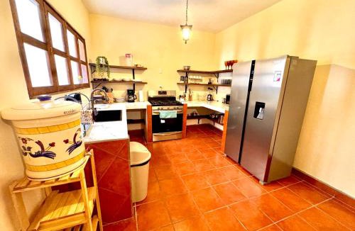 Antigua Guatemala House | Villa San Lazaro, Alojamiento entero, para 8 personas en Antigua con amplio parqueo y terraza con vistas al volcan