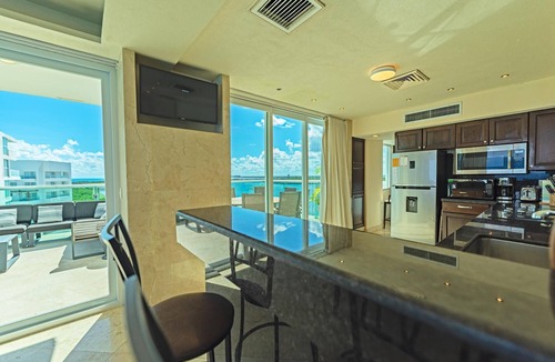 Zona Hotelera Condo | VRBO Premier Host – Private Pools - 6BR/6Bth – Beachfront – Penthouse Combo #201
