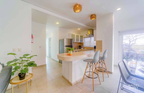 Downtown Apartment | Walk to 5th Ave & Beach · Pools, Balcony & Parking