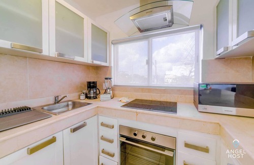 Downtown Apartment | Walk to 5th Ave & Beach · Pools, Balcony & Parking