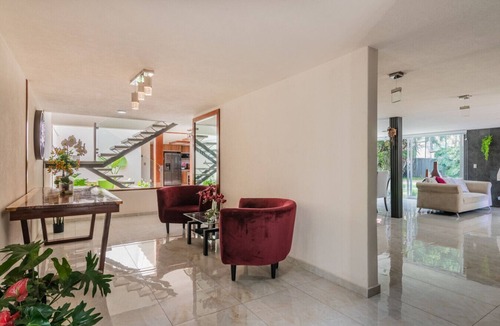 Coyoacan House | Walk to Azteca | 14 Guests + BBQ Garden