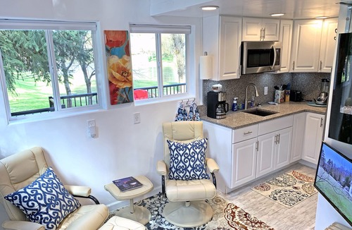Spokane House | WATER FRONT- Cozy Country Home SPA, Pristine Lawns, wildlife & trails to Explore