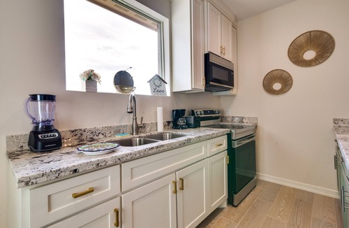 Brownsville House | WFH-Friendly Brownsville Home w/Private Patio