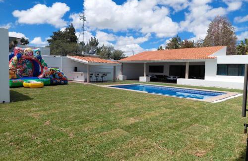 Cerro de San Pedro House | Why Not Terraza, jardín y alberca