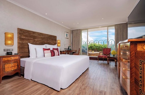 District 5 Hotel | Windsor Plaza Hotel