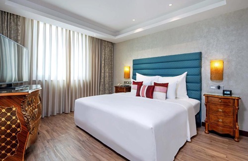 District 5 Hotel | Windsor Plaza Hotel