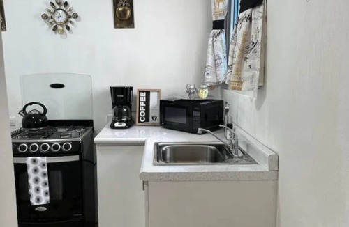 Zona 7 Apartment | With WiFi for your business contacts, Cable, Netflix, and Laundry included!