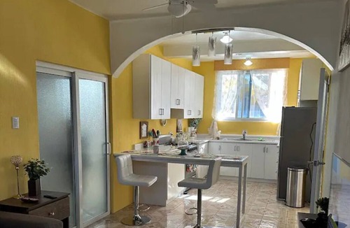 Zona 7 Apartment | With WiFi for your business contacts, Cable, Netflix, and Laundry included!