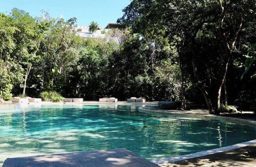 Tulum Condo | Your ideal base in La Veleta: a ground-floor apartment with 2 bedrooms, a sofa bed, and 3 full bathrooms. Perfect for up to 6 guests seeking comfort, privacy, and amenities to enjoy Tulum, including a pool, jacuzzi, gym, and pet-friendly facilities.